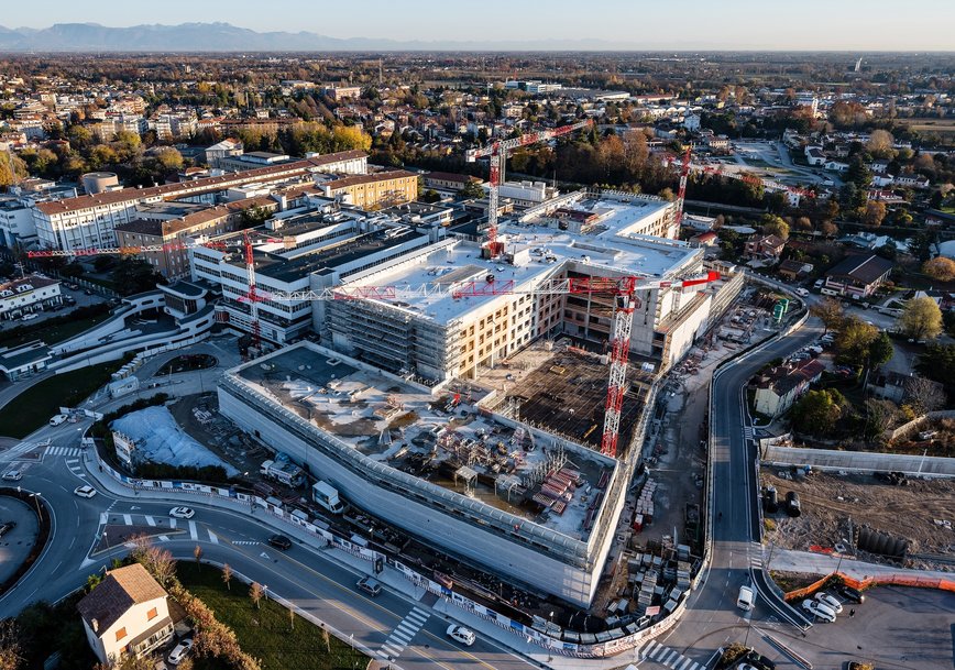 Trio of Potain cranes construct hospital of the future in Treviso, Italy